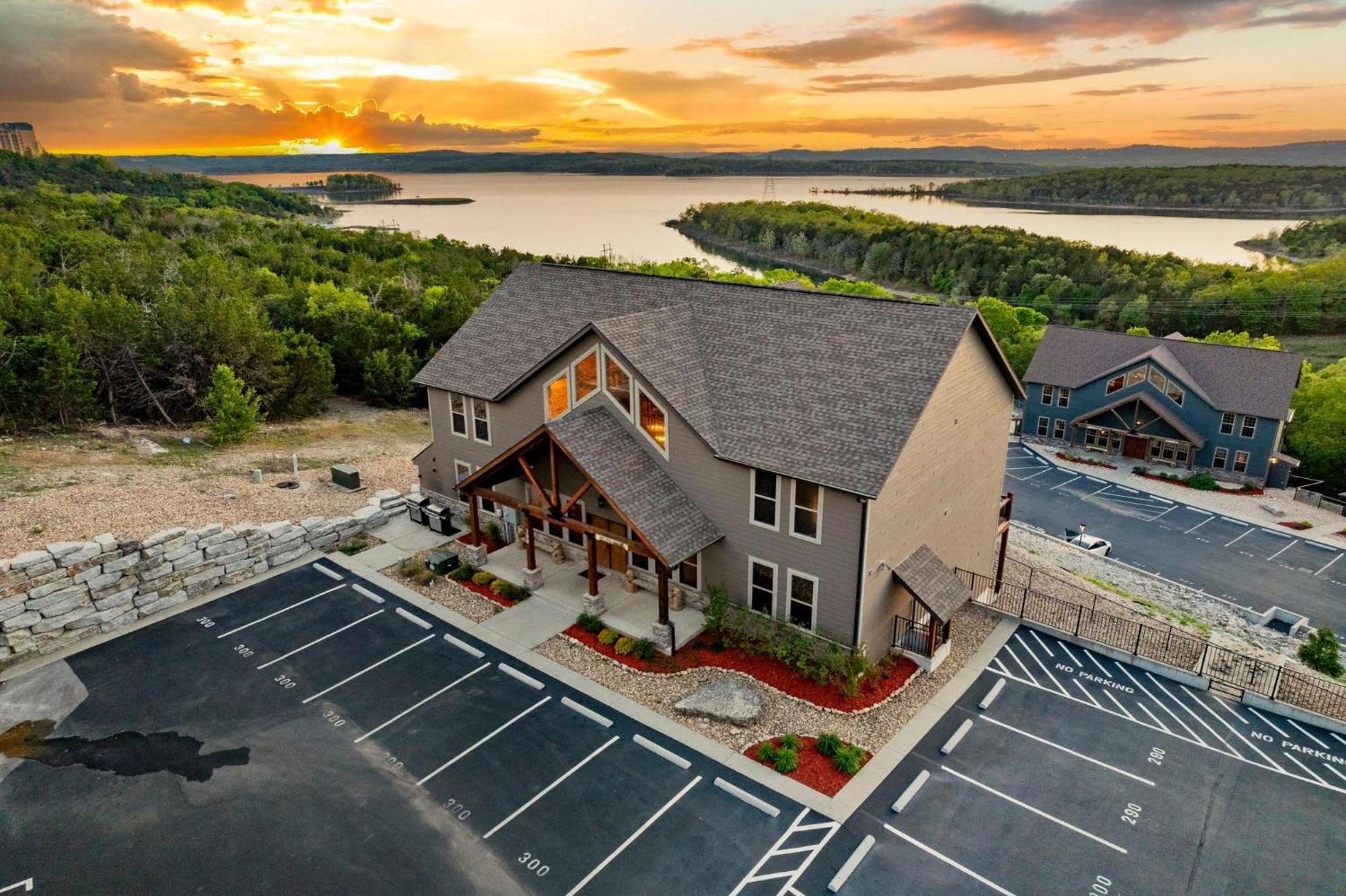 Chateau On The Cove Бренсон Екстер'єр фото